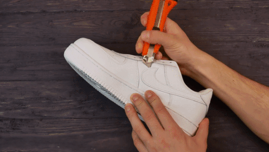 Doi giay Nike voi bo den LED day mau sac hinh anh