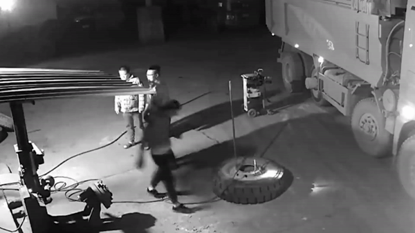 Lop oto dang bom phat no tai Trung Quoc hinh anh