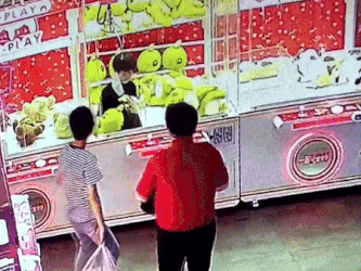 Cuu be gai bi ket trong may gap thu o Trung Quoc hinh anh