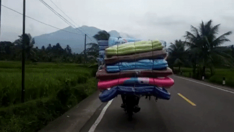 Xe may chao dao vi cho hang cong kenh tai Indonesia hinh anh