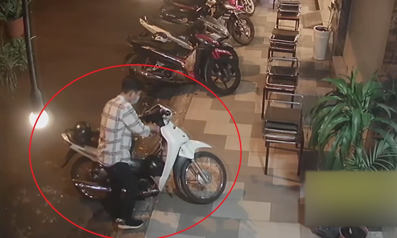 Trom xe may trong 10 giay o TP.HCM hinh anh