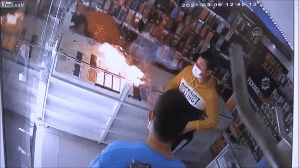 Dien thoai bat ngo phat no, suyt dot chay nguoi dan ong o An Do hinh anh