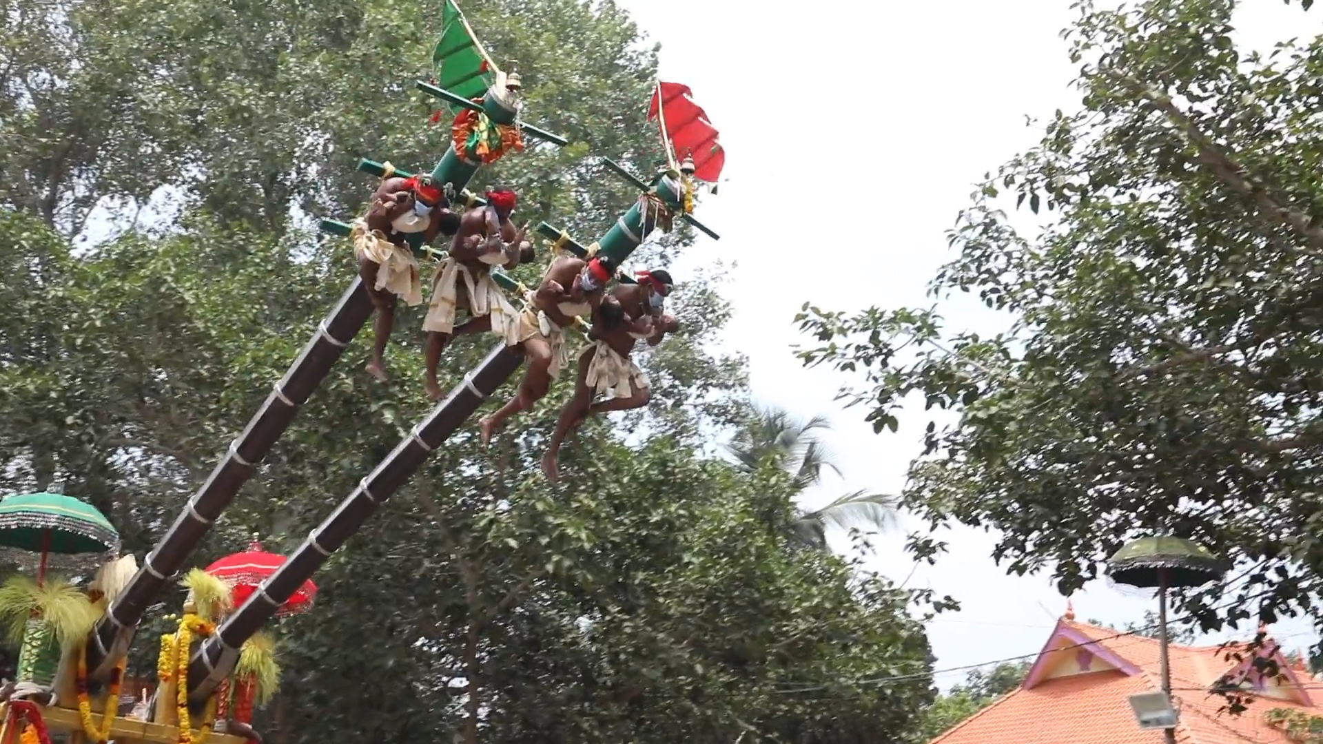 Nghi le 'dang’ dan ong va tre so sinh len troi o An Do hinh anh