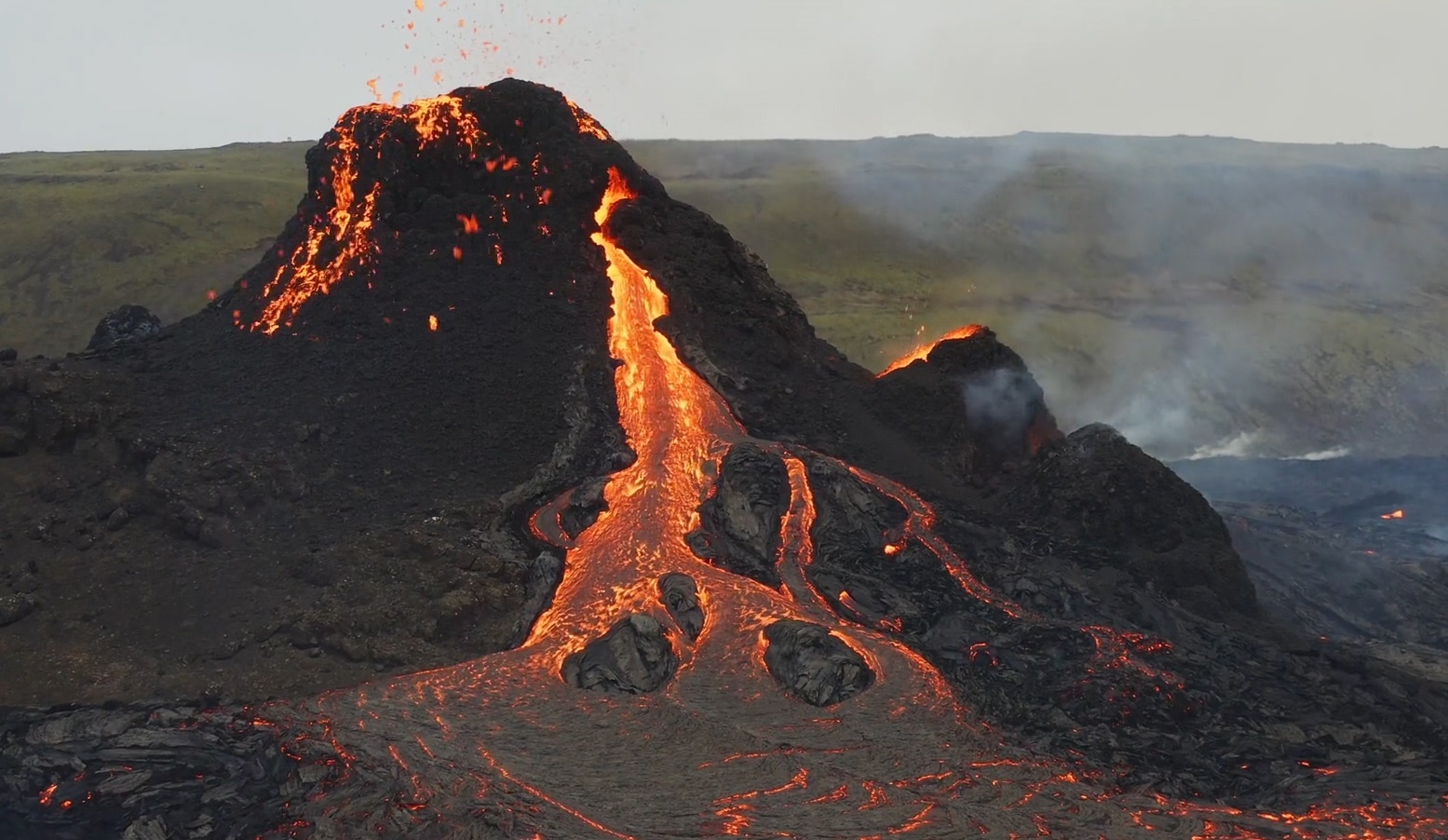 Dong dung nham chay ra tu nui lua o Iceland hinh anh