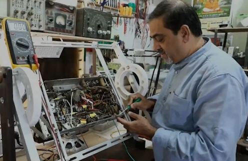 Nguoi dan ong An Do luu giu va khoi phuc hon 100 chiec radio co hinh anh