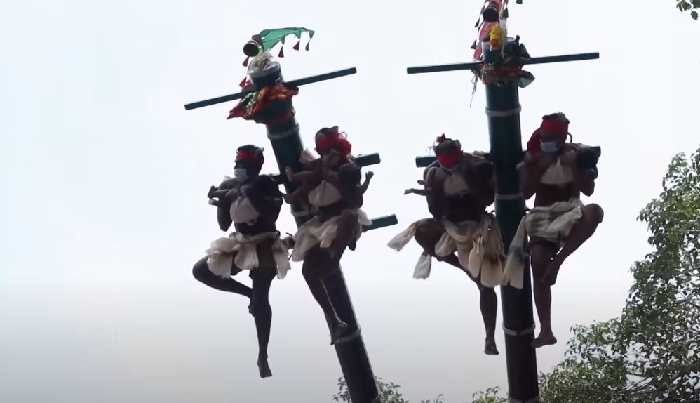 Hon 1.000 em be 'bay' tren bau troi trong nghi le tai An Do hinh anh