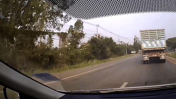 Xe tai vang lop vao hai oto phia sau hinh anh