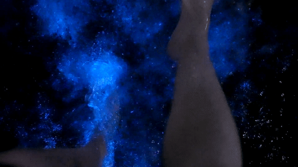 Anh sang xanh phat ra khi cham vao nuoc bien hinh anh