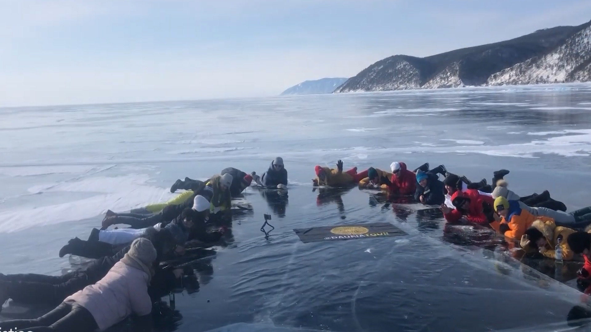 Du khach uong nuoc truc tiep tu ho bang o Nga hinh anh