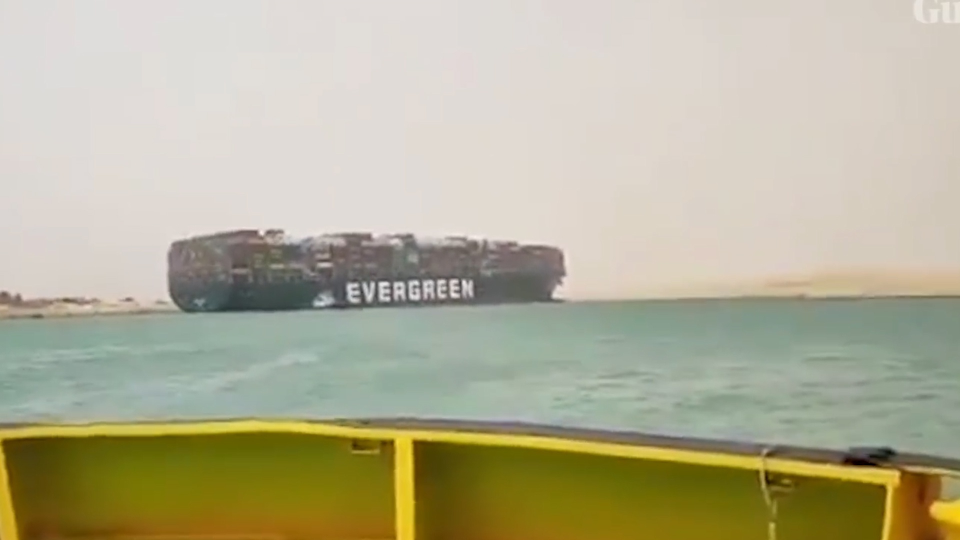 Tau container gap su co, bit kin kenh dao Suez hinh anh