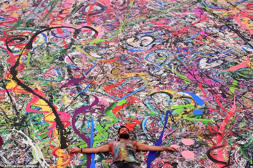 Tranh canvas lon nhat the gioi duoc ban gia 62 trieu USD hinh anh