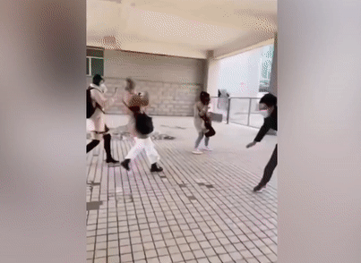 Con gio lon hat tung nguoi di bo o Trung Quoc hinh anh