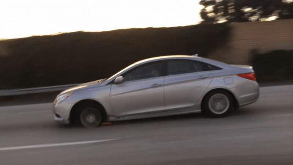 Oto hong lop lao tren duong, ban ra tia lua o My hinh anh