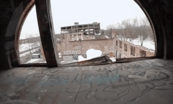 Drone bay qua sung phun lua tao ra canh quay ngoan muc hinh anh