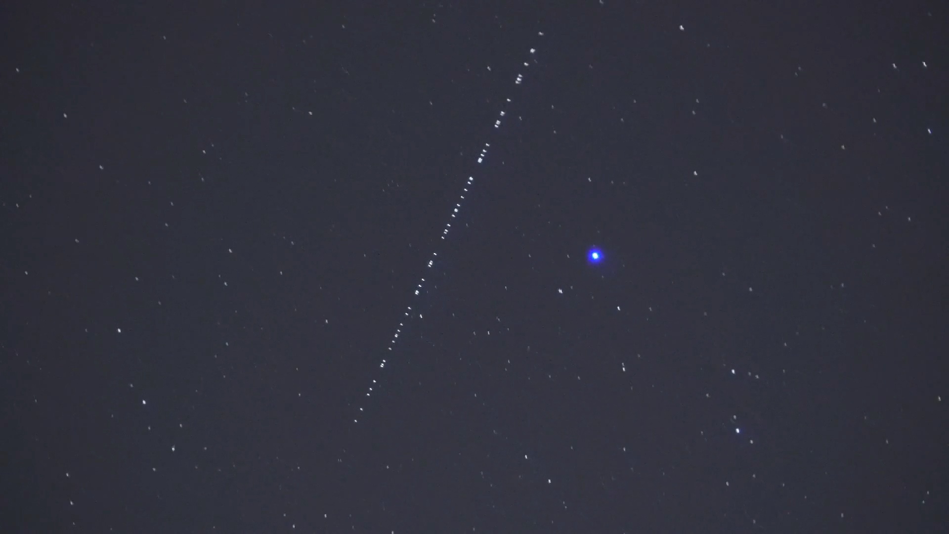 Ve tinh Starlink cua Elon Musk noi duoi nhau bay tren bau troi dem hinh anh