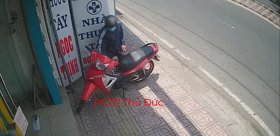 Ten trom be khoa xe may truoc tiem thuoc Tay hinh anh