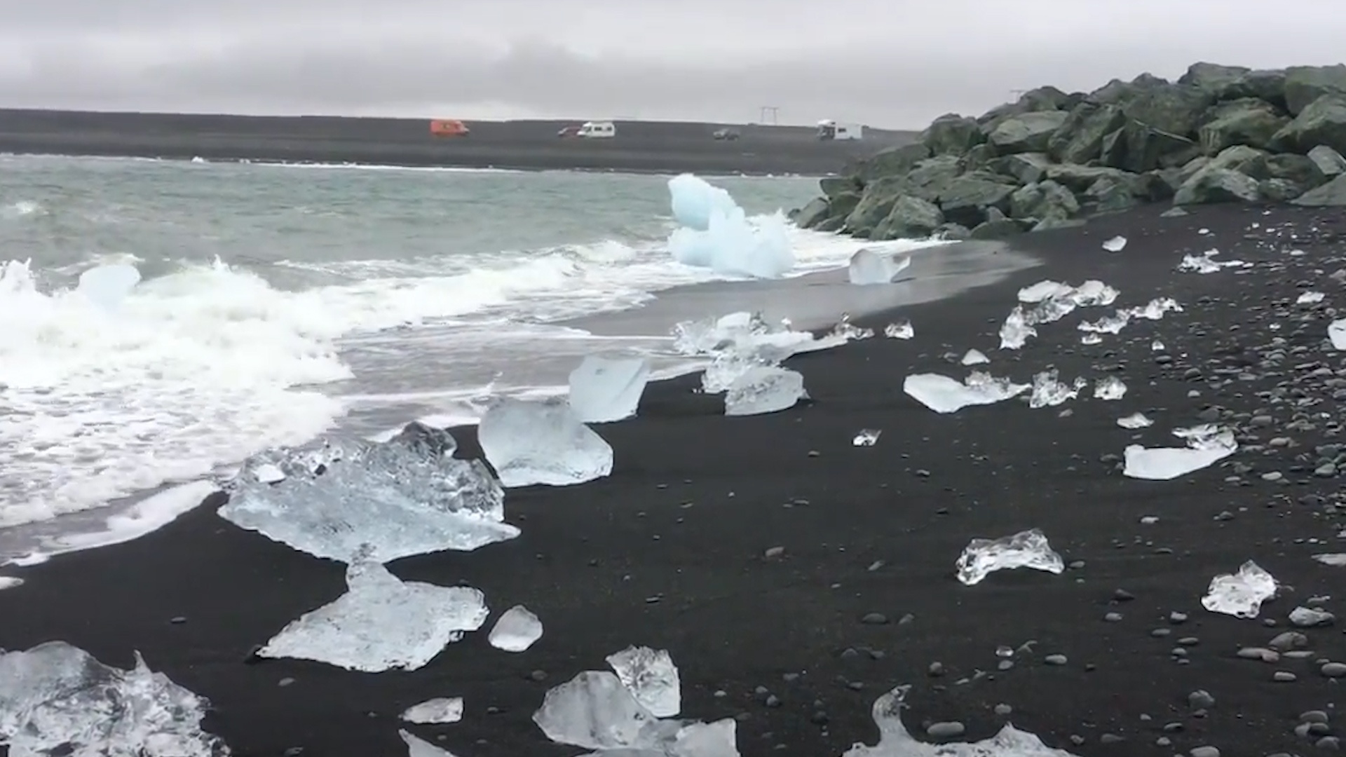 Bai bien 'kim cuong' tuyet dep o Iceland hinh anh