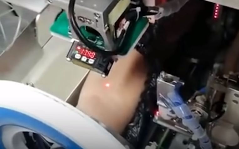 Benh vien Trung Quoc su dung robot de lay mau hinh anh