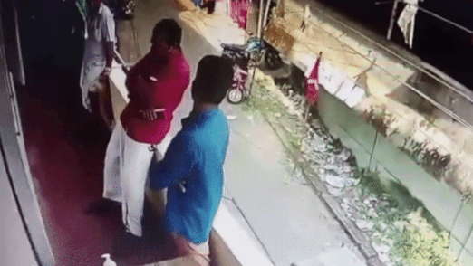 Cuu nguoi dan ong nga khoi lan can o An Do hinh anh