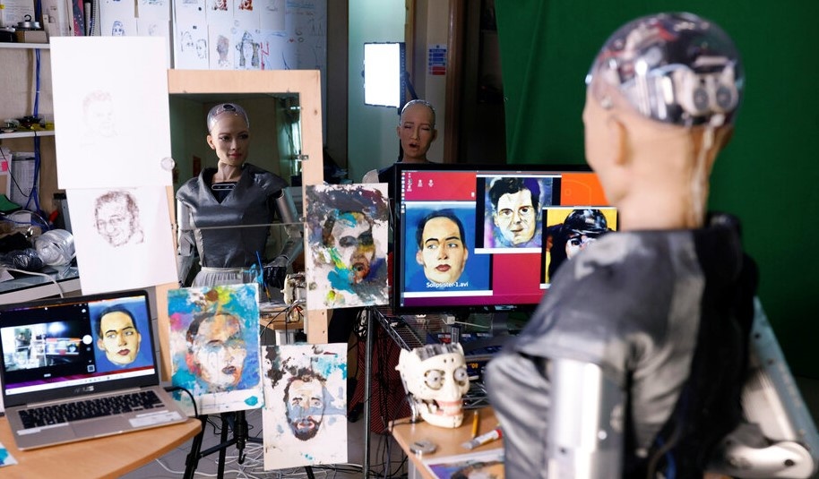 Robot Sophia ban buc tranh tu hoa len den 700.000 USD hinh anh