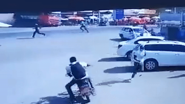 Xe tai lat de nat oto, dam dong bo chay tan loan o Kenya hinh anh