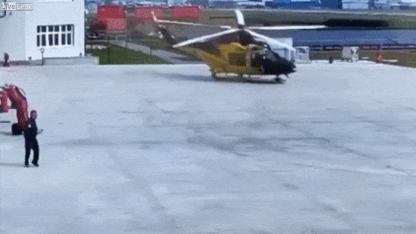 Truc thang gap su co, canh quat 'cay nat' san be tong o Italy hinh anh