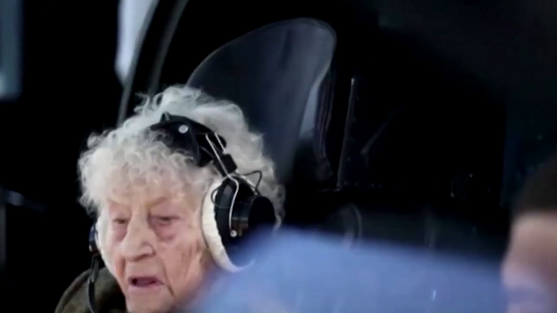 Cu ba 99 tuoi lai may bay chien dau mo phong o Nga hinh anh