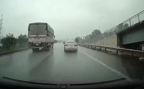 Nguoi di bo chay bang qua cao toc hinh anh