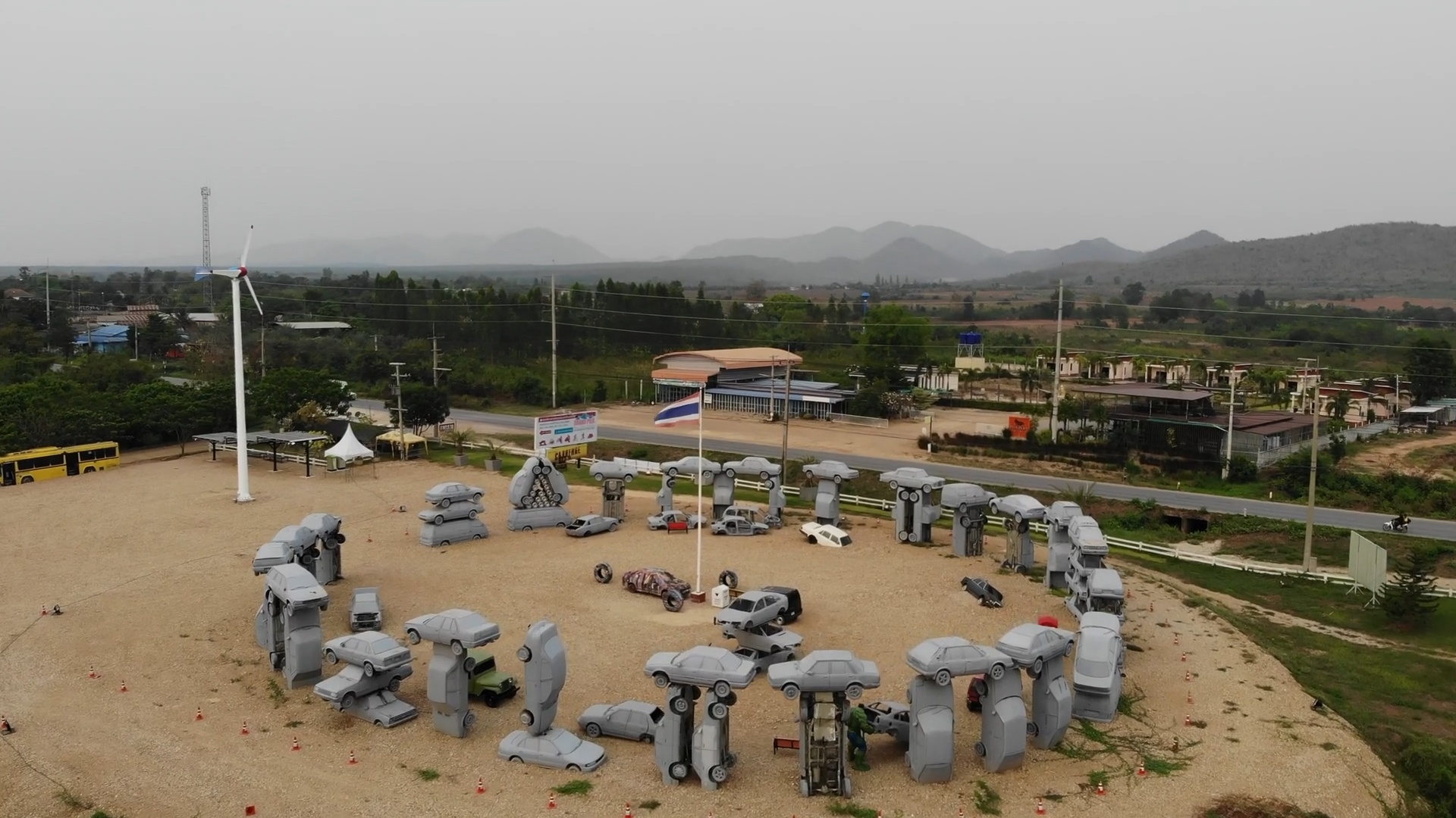 Vong tron da Stonehenge lam tu 80 chiec oto hinh anh