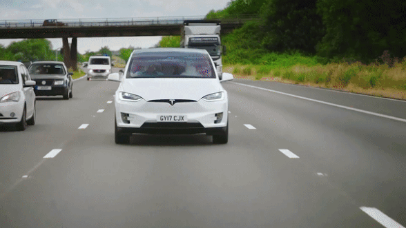 Xe dien co the di duoc bao xa? hinh anh