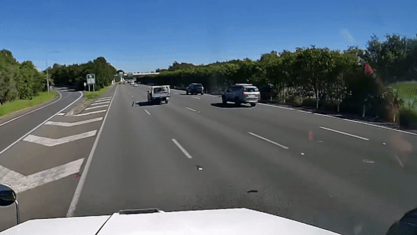 Oto phong nhanh huc vang xe ban tai hinh anh