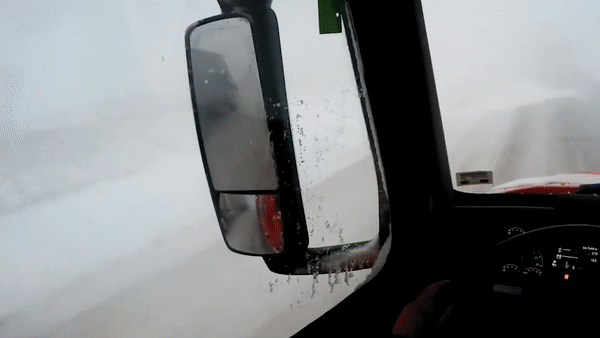 Xe container lat tren duong cao toc phu day tuyet hinh anh