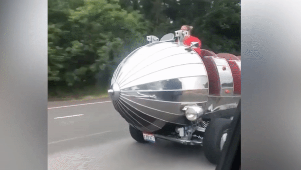 Oto 'tau con thoi' chay tren cao toc hinh anh