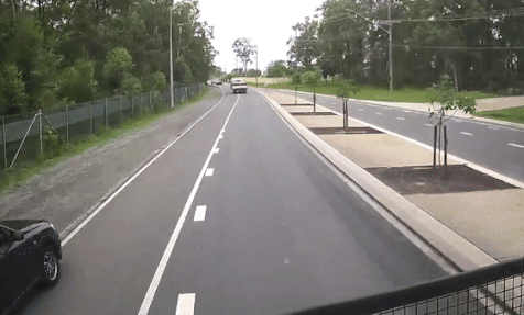 Oto phong toc do cao dam nat hang rao hinh anh