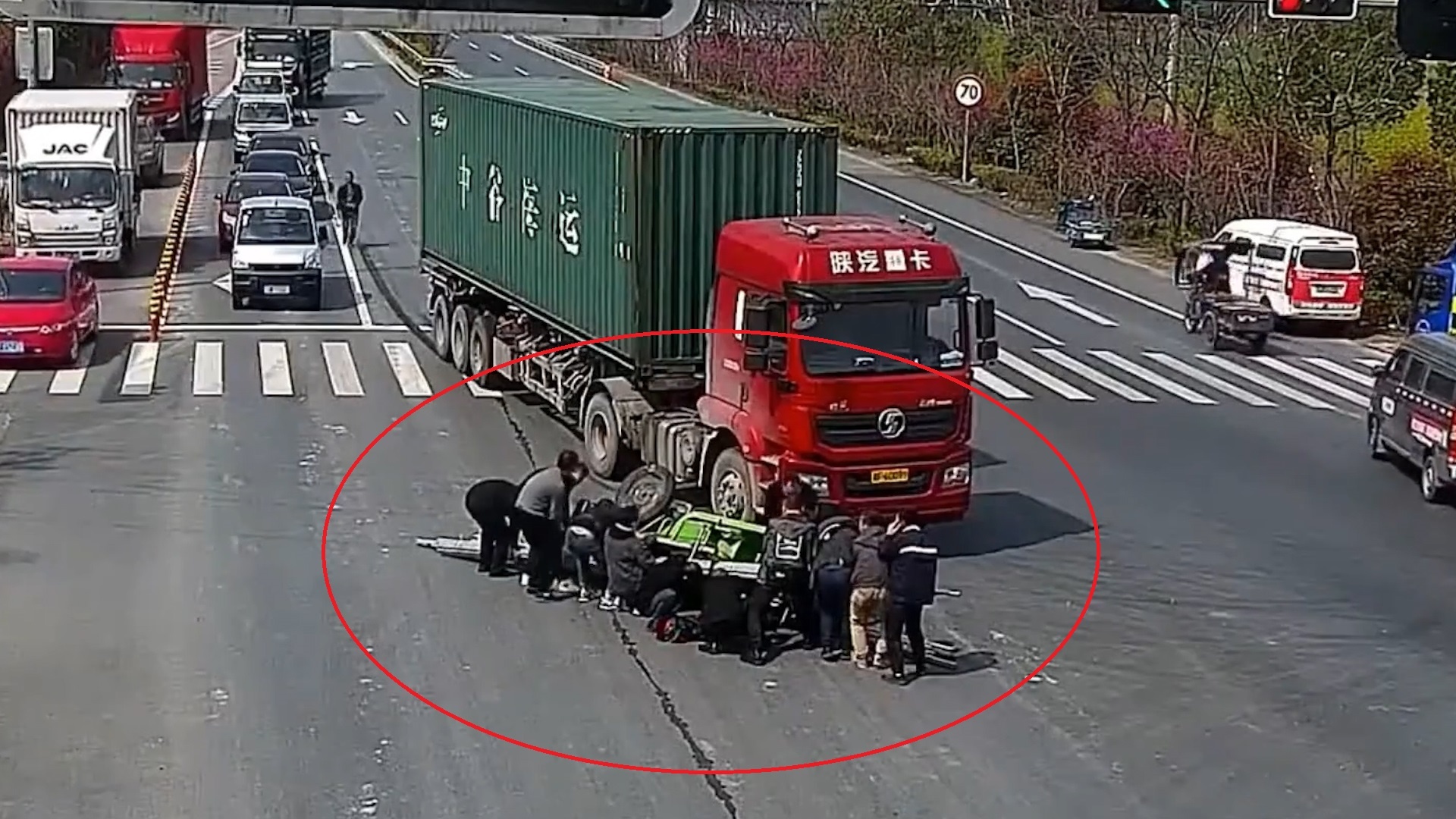 Dam dong giai cuu tai xe bi xe ba banh de len nguoi o Trung Quoc hinh anh