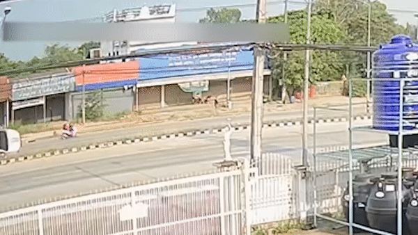 Xe ban tai lon nhieu vong sau khi va cham voi oto hinh anh