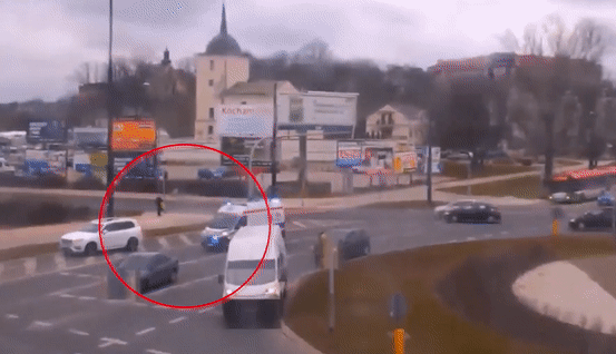 Xe cap cuu bi oto dam trung giua giao lo hinh anh