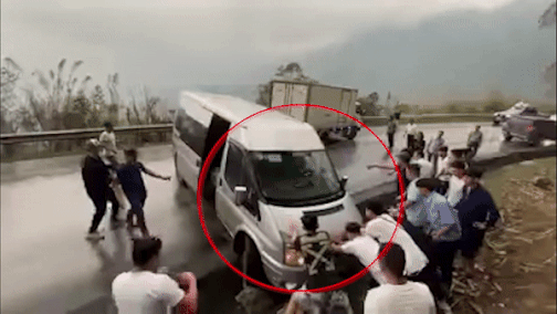 Nhom nguoi hop suc day xe khach bi ket giua duong hinh anh