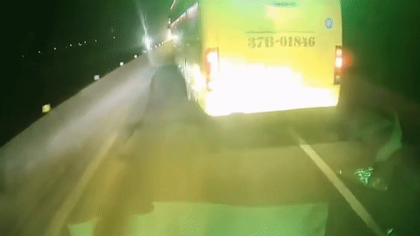 Hai thanh nien lao xe may vao duoi oto khach hinh anh