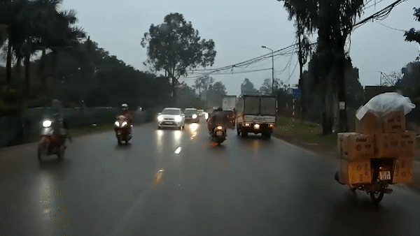 Xe may nga xuong duong suyt bi oto tong hinh anh