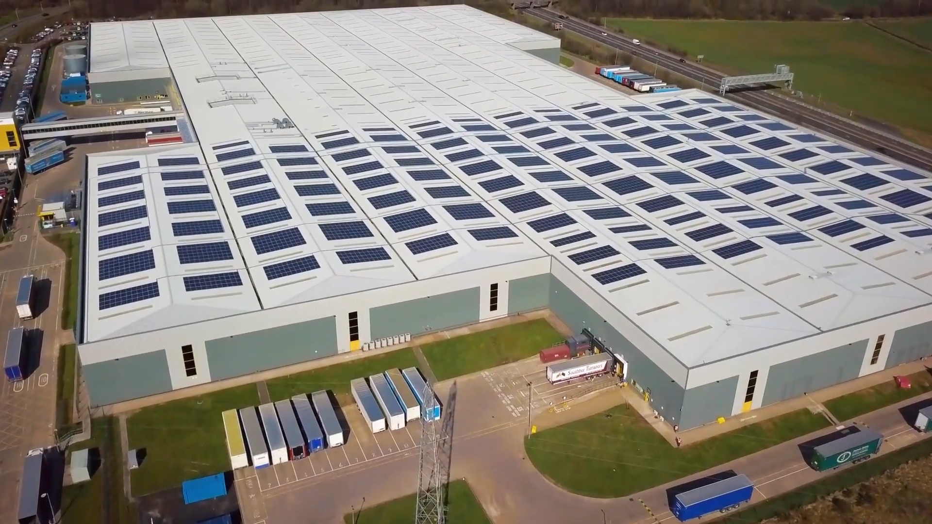 Tong kho lon nhat cua Amazon o Anh lap dat 6.000 tam pin mat troi hinh anh