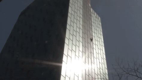 Nguoi dan ong treo len dinh toa nha choc troi o Barcelona hinh anh