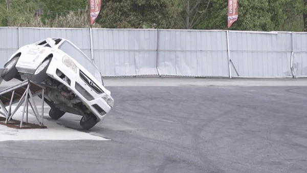 Xem nhung man bieu dien doc la voi oto xe may hinh anh