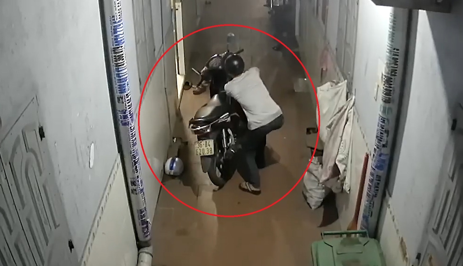 Ke gian dot nhap vao day nha tro trom xe may hinh anh