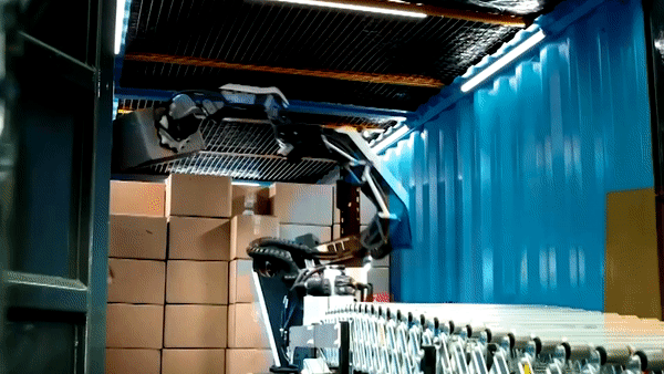 Robot chuyen boc xep hang trong nha kho o My hinh anh