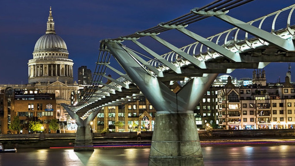 Ly do cau Thien nien ky o London chao dao hinh anh