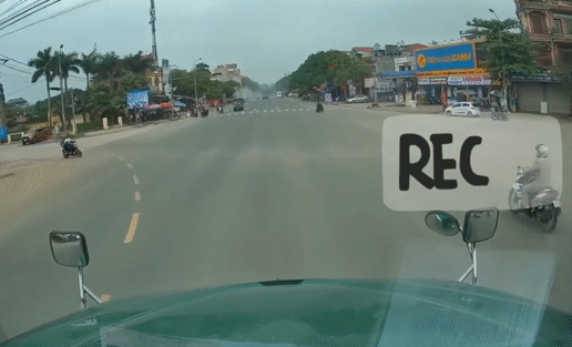 Xe dap dien vuot den do bi xe tai dam trung hinh anh