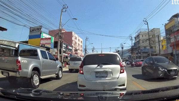 Tai xe oto mo cua bat ngo gay tai nan cho xe may hinh anh