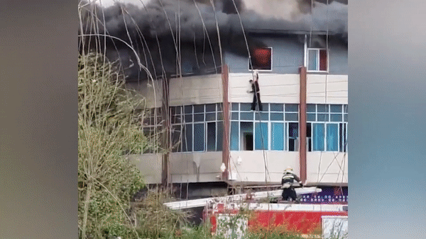 Chay nha o Trung Quoc, nguoi dan ong nhay thoat tu tang 2 hinh anh