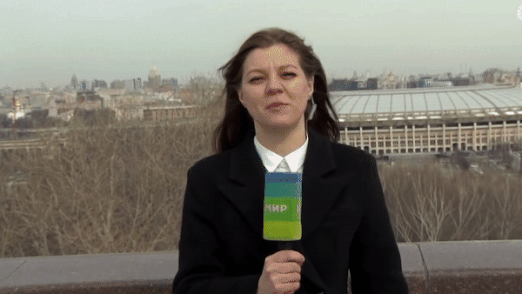 MC bi cho giat mic khi dang ghi hinh truc tiep hinh anh